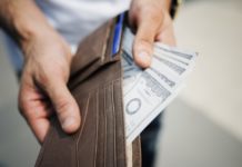 Средната брутна месечна работна заплата в област Ловеч за декември e 933 лева