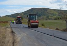 Стартира полагането на първия пласт асфалт върху 15 км. общинския път, минаващ през с. Голям извор