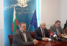 Здравните власти у нас строго следят медицинското състояние на две българки, завърнали се от Китай и Тайланд