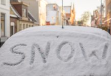 Кой трябва да почисти снега пред входа?