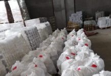 Карантинирани и самотно живеещи хора над 65 години получават хранителни продукти от БЧК