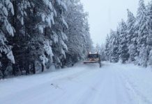 Близо 400 машини почистват пътищата в районите със снеговалеж