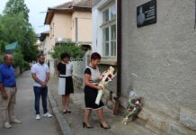 Кметът на Тетевен д-р Мадлена Бояджиева поднесе цветя пред паметната плоча на генерал Владимир Вазов