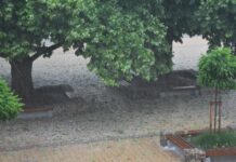 Гръмотевична буря с едра градушка удари центъра на Ловеч