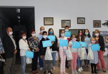 Наградиха деца, участвали в конкурс за рисунка и есе по повод Деня на младежта