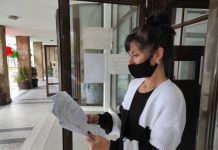 Служители на общинските и областната администрация разнасят предписания за карантина