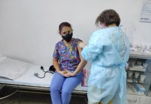 Медицинска сестра Цветомира Шонова е първият имунизиран медик в Ловеч