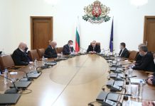 Разрешават се само практически присъствени дейности на учениците от 5 до 12 клас и на студентите. Онлайн обучението им остава до 31 януари