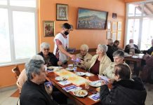 БМЧК – Тетевен с мил жест към възрастните хора от пенсионерския клуб в града