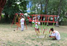 Доброволците от БМЧК – Тетевен боядисаха люлки и почистиха пространство около детски кът за игра