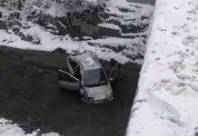 Кола пада в река Вит след пътен инцидент