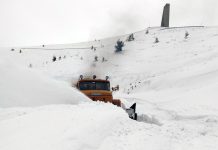 Продължава разчистването на 3-метровите преспи на Троянския проход. Снегорините достигнаха билото на планината