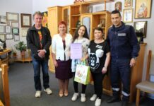 Анна-Мария Михайлова получи грамотата си от областния етап на Националния конкурс за детска рисунка “С очите си видях бедата”