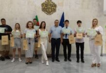 Областният управител отличи осем ученици от Ловешко за Международния ден на младежта