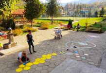 Дворът на ОУ „Васил Априлов“ в Градежница се сдоби с креативна цветна пътека за игра