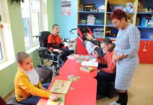 Кметът на Тетевен зарадва децата, младежите и възрастните със специални потребности с подаръци