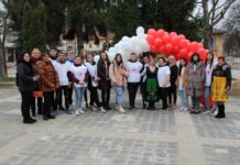 Арка с червени и бели балони зарадва тетевенци по случай 1-ви март