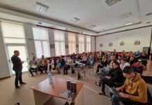 Журналистът Георги Милков представи книгата си „Истории от ръчния багаж“ в Тетевен