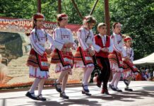 Близо 40 колектива от цялата страна взеха участие в „Празника на народния обичай и автентичната носия“ в село Рибарица
