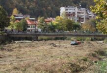 Тече почистване на участък от речното легло на река Вит