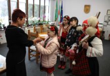 Баба Марта, децата от ДГ „Васил Левски“ и БМЧК поздравиха кмета на Община Тетевен по случай 1-ви март