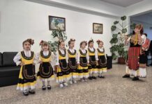 Децата от ДГ „Васил Левски“ наричаха за здраве и пресъздадоха обичая „Пейкуване“