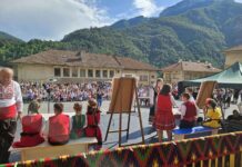 В двора на НУ „Хаджи Генчо“ се проведе голям общностен празник под надслов „От раклата на баба“