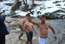 Община Тетевен отбеляза Йордановден с традиционния ритуал по хвърляне на кръста в река Вит