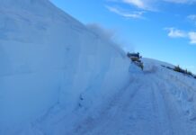Продължава разчистването на 3-метровите преспи на Троянския проход