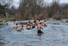 Веселин Славков извади кръста от водите на река Вит на Богоявление