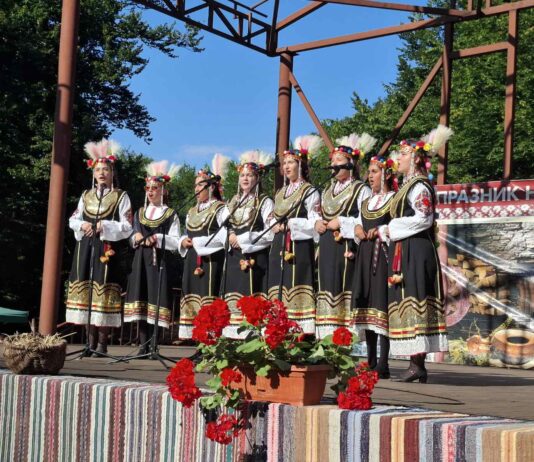 Празникът на народния обичай и автентичната носия събра пазители на българщината в Рибарица